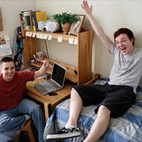 学生 in their dorm room